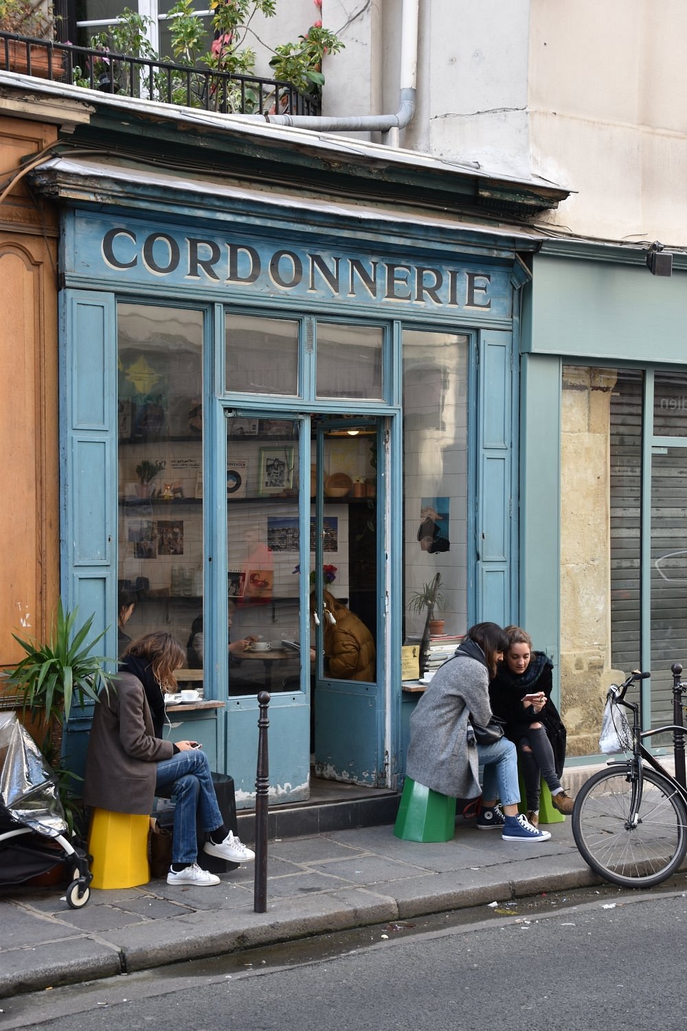 La devanture cordonnerie du Boot Cafe